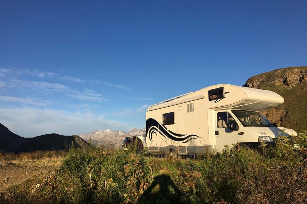 Buying a motorhome, RV or campervan for the first time can be daunting. How do you choose the right motorhome for you? Whether you want to start full time RV living or want a campervan for weekend road trips, this guide will help you get started. #motorhome #motorhomelife #rv #rvlife #rvliving #hacks #tips #rvlifestyle #fulltimerv #vanlife #vanlifetips